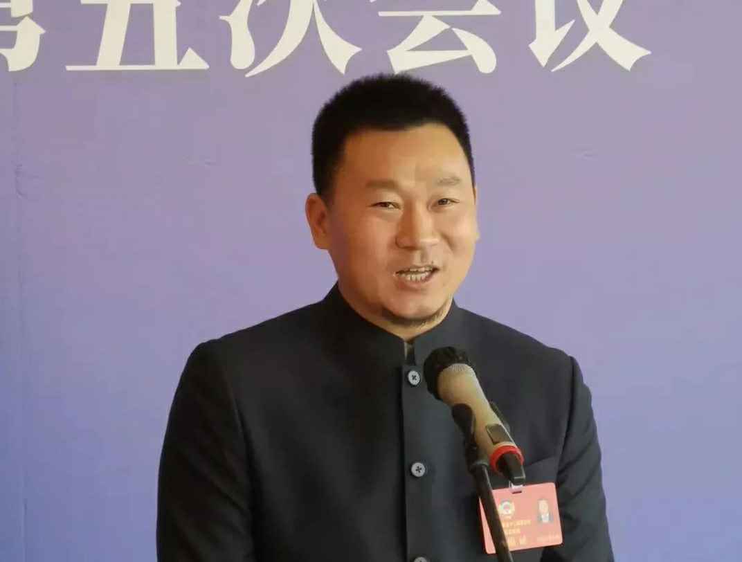 为进一步展示市政协团结、民主、开放、自信的形象，向市民和网友展示政协委员的履职风采，中山市政协十二届五次会议在2月4日上午开幕前开设“委员通道”，市政协委员、半岛网·官方端web站登录入口-半岛online(中国)公司总经理陈朝阳走进“委员通道”，回应社会关切的问题。他就如何做好城市应急管理规划的问题进行发言，并回答记者提问。.jpg